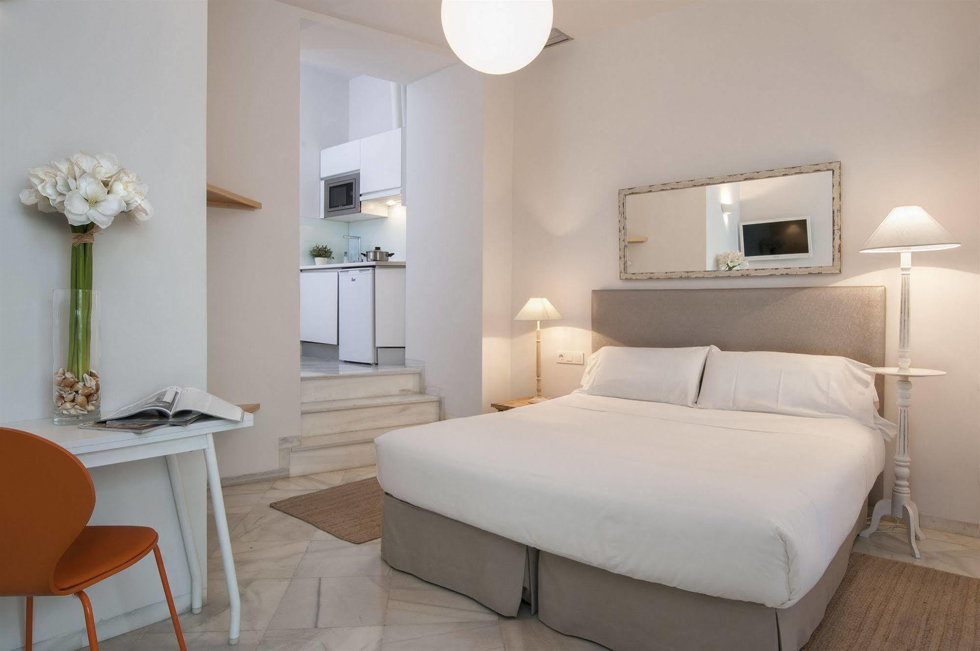 Suites Sevilla Plaza Экстерьер фото