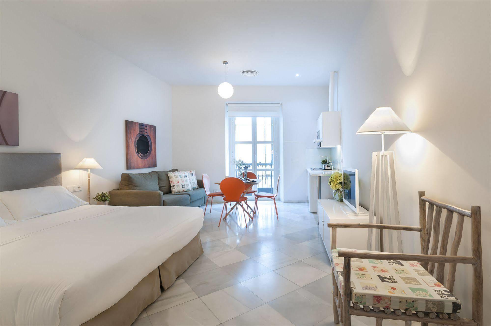 Suites Sevilla Plaza Экстерьер фото